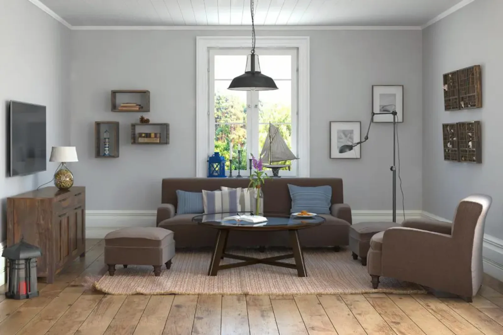 Un salon cosy avec un canapé marron, des fauteuils assortis et une table basse ronde en verre sur un tapis beige. Des étagères décoratives et des tableaux encadrés ornent les murs gris clair. Une grande fenêtre avec vue sur la verdure illumine l'espace et une suspension noire est suspendue au-dessus.