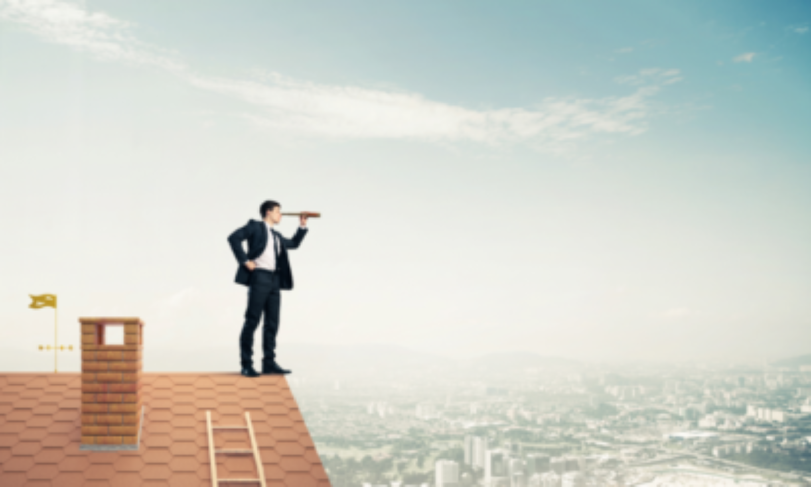 Un homme en costume se tient au bord d’un toit, tenant un télescope, regardant un vaste paysage urbain. Une cheminée et un petit drapeau sont visibles à côté de lui, ainsi qu'une échelle appuyée contre le toit. Le ciel est bleu avec quelques nuages, reflétant la façon dont le coronavirus a provoqué la mise en pause du marché immobilier.